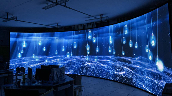 弧幕投影为观众带来沉浸式体验