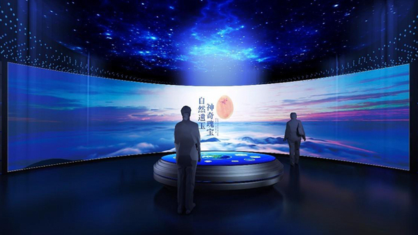 这样的展示形式,弧形半包围的观影空间,为观众带来了沉浸式投影的观感